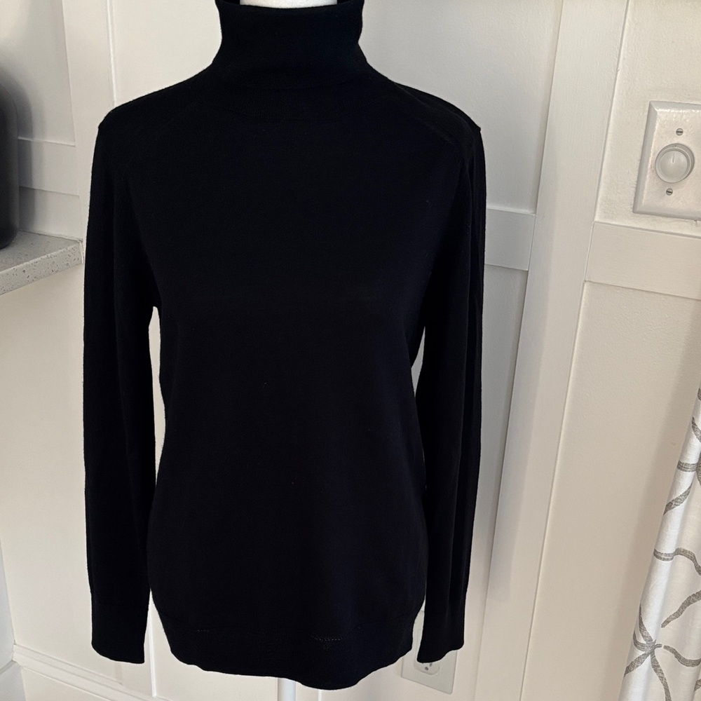 Banana Republic merino wool turtleneck- black